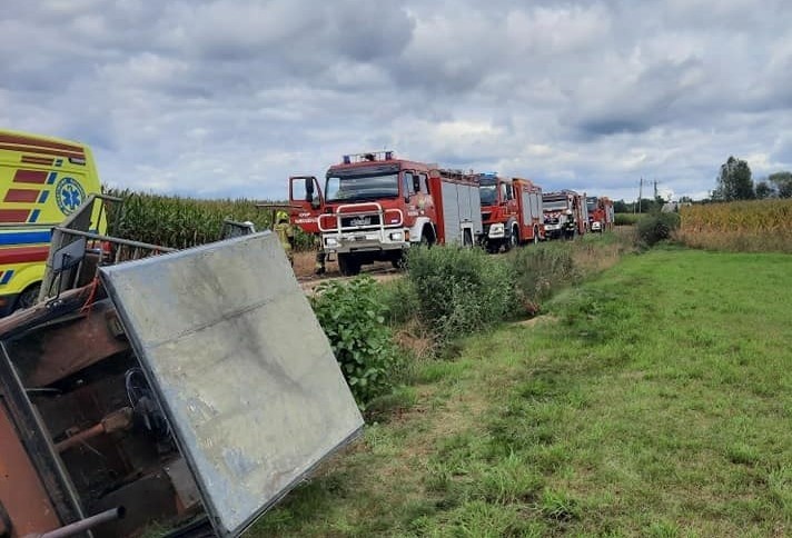 Wypadek w Jazgarce. Ciągnik rolniczy z przyczepą zjechał do przydrożnego rowu. 21.09.2021