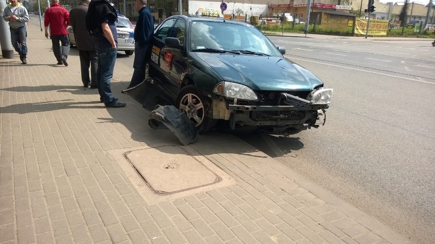 Wypadek na ul. Narutowicza. Motocyklista potrącony przez taksówkę