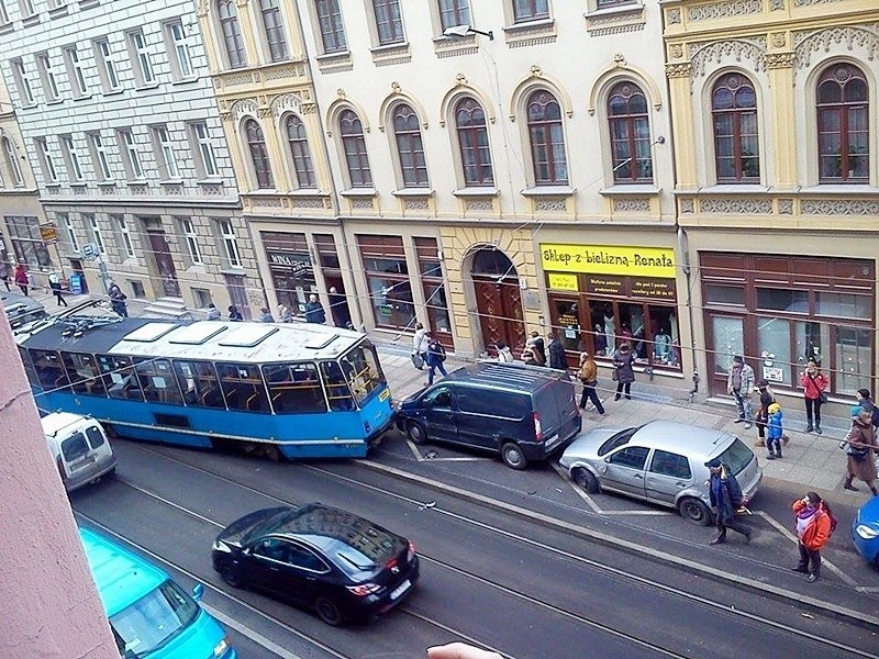 Wrocław: Wypadek na Krupniczej. Tramwaj wykoleił się i uderzył w samochody. Są ranni (ZDJĘCIA, FILM)