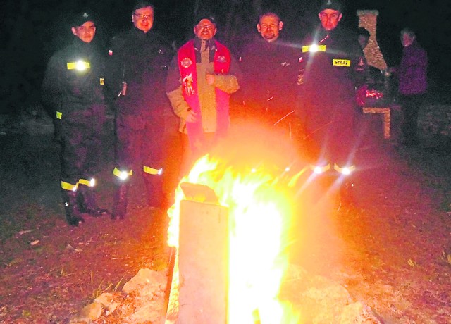 14 kwietnia 2016 roku, godzina 20.10. Strażacy-ochotnicy ze Skalbmierza - z kapelanem, księdzem Marianem Fatygą - rozpalili „wielki ogień wiary”, by uczcić w ten sposób 1050. rocznicę Chrztu Polski. 