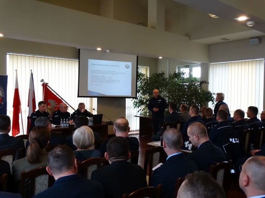 Policjanci Komendy Powiatowej Policji w Zwoleniu podsumowali 2018 rok. Były podziękowania za wykonaną pracę oraz nowe wyzwania w służbie