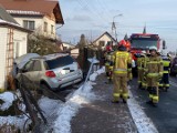 Groźny wypadek. Samochód uderzył w budynek w Rybarzowicach (pow. bielski). Spore utrudnienia na ul. Beskidzkiej