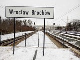 Tragiczny wypadek na Brochowie we Wrocławiu. Kobieta została potrącona przez pociąg. Zginęła na miejscu 