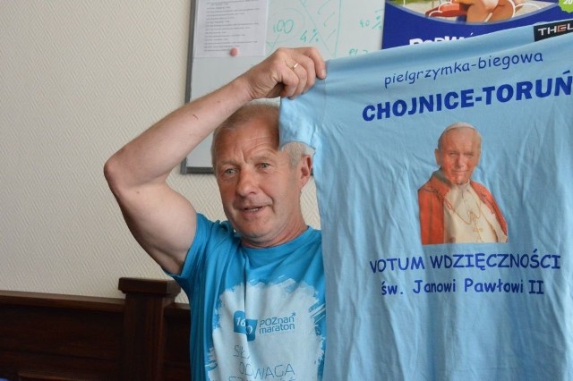 Andrzej Górnowicz prezentuje koszulkę, jaką założą biegacze