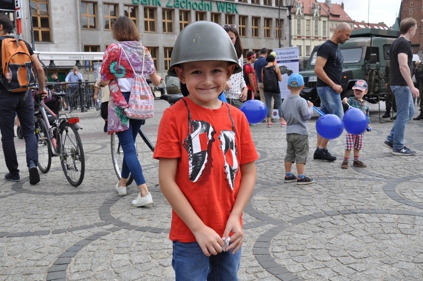 Żołnierze świętowali na Rynku. Przeszła defilada [ZDJĘCIA]