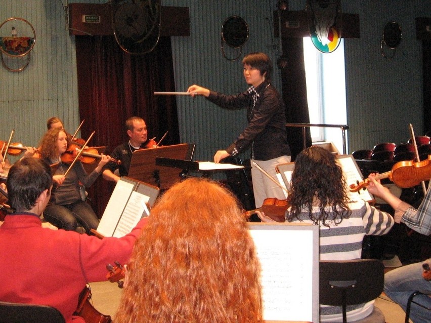 Radomską Orkiestrą Kameralną dyryguje  Yoon Jee Kim z USA
