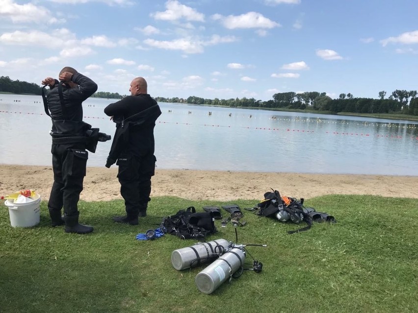 Trwają poszukiwania zaginionych nastolatków na jeziorze w Wąsoszu. Na miejsce sprowadzono specjalistyczne psy i drona