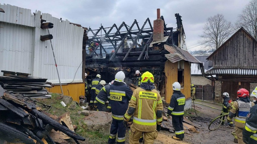 Drewniany dom w miejscowości Niedźwiedź spłonął doszczętnie....