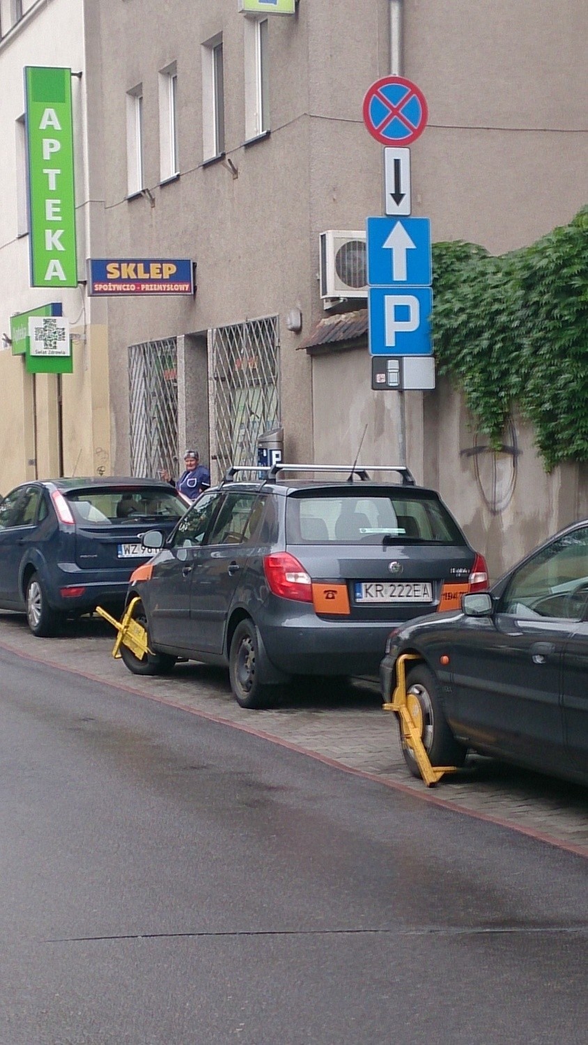 Źle zaparkowany samochód ZIKiT-u na ul. Skawińskiej.