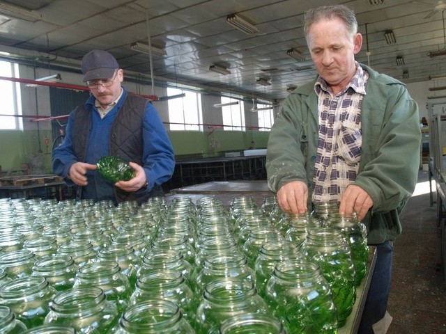 Mirosław Rajczuk (z lewej) i Mirosław Skonieczny, przygotowują kolejne znicze. Produkcja w zakładzie "Znicz" jest już jednak poważnie ograniczona.