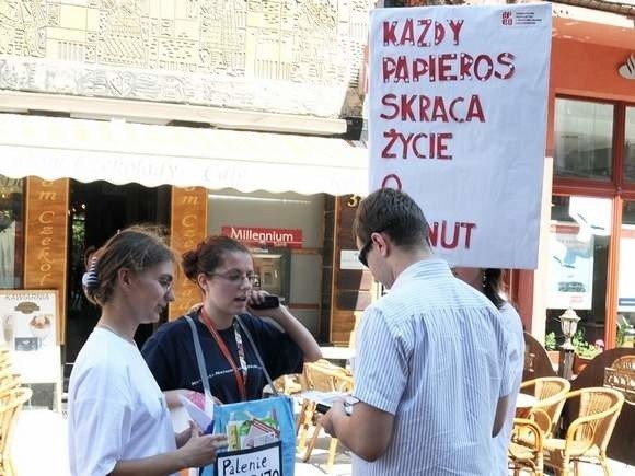 Dziś obchodzimy Światowy Dzień Rzucania Palenia Tytoniu - W Polsce prawie połowa zgonów mężczyzn przed 50. rokiem życia spowodowana jest paleniem papierosów.