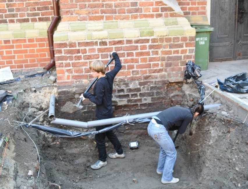 Toruń  Prace archeologiczne wokół kościoła św Jakuba