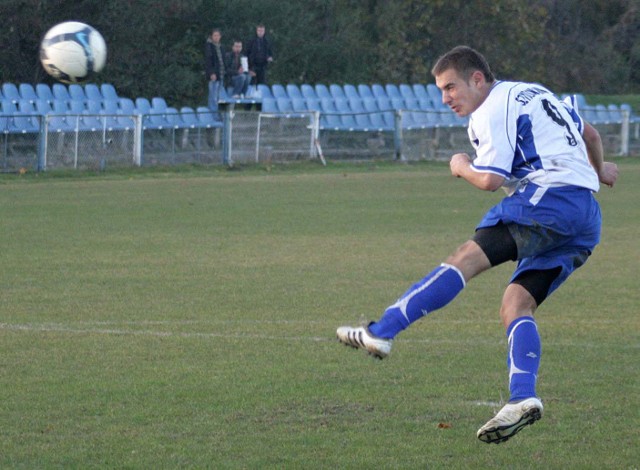 Łukasz Janik, strzela głową trzeciego gola dla Szydłowianki w meczu finałowym z Pilicą.