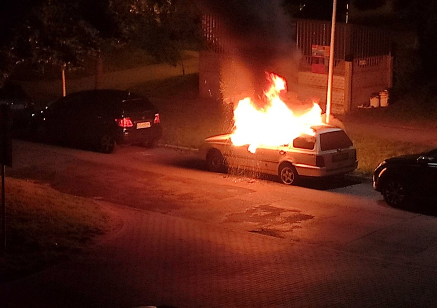 Spłonął samochód na ulicy Hubalczyków w Słupsku [ZDJĘCIA]