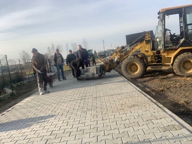 Trwa budowa ulicy Szafirowej w Kamieniu w gminie Białobrzegi. Nowa nawierzchnia powinna być gotowa do końca lutego.