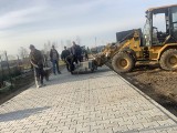 Budują ulicę Szafirową w Kamieniu w gminie Białobrzegi. Drogowcy spieszą się, żeby pogoda znowu nie przerwała robót