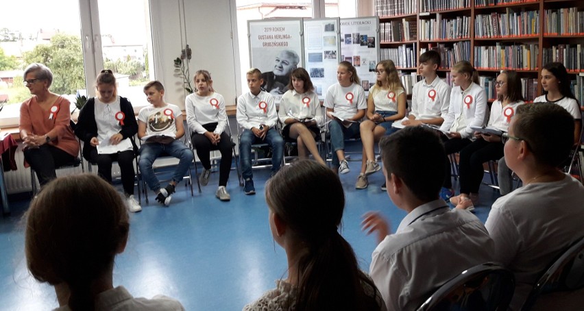 Narodowe Czytanie w bibliotece w Myszyńcu i w szkole w...