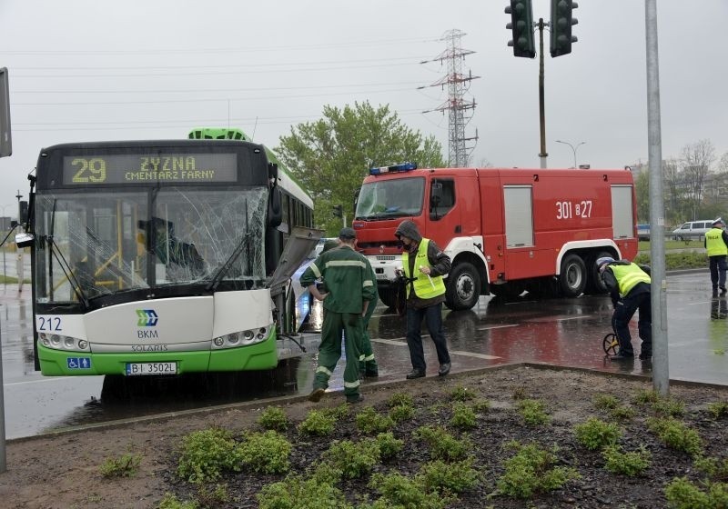 Ul. Branickiego. Wypadek autobusu BKM. Zderzenie z wozem bojowym straży pożarnej (zdjęcia, wideo)