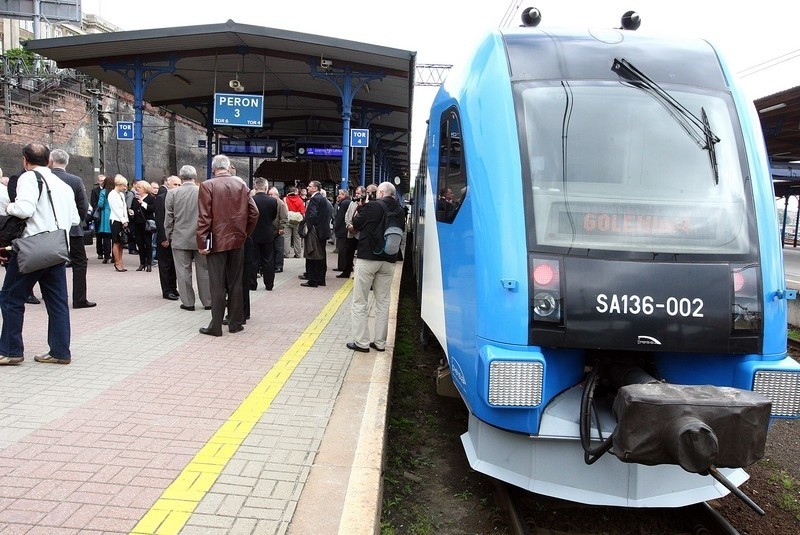 Inauguracyjny odjazd pociągu ze Szczecina na lotnisko w...