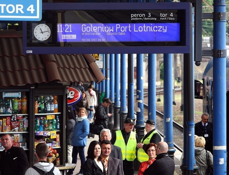 Inauguracyjny odjazd pociągu ze Szczecina na lotnisko w...