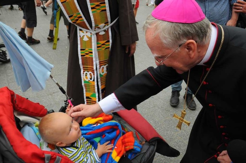 Pielgrzymi wyruszyli w drogę na Jasną Górę [ZDJĘCIA]