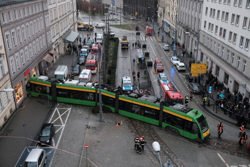 Marcinkowskiego: Groźny wypadek w centrum. Tramwaj wbił się...