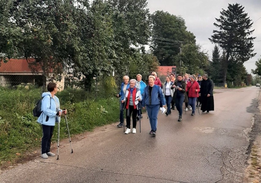 Pielgrzymi ruszyli z Krynek do sanktuarium w Kałkowie. Wśród uczestników wójt gminy Brody, wikary, radni i sołtysi. Zobacz zdjęcia