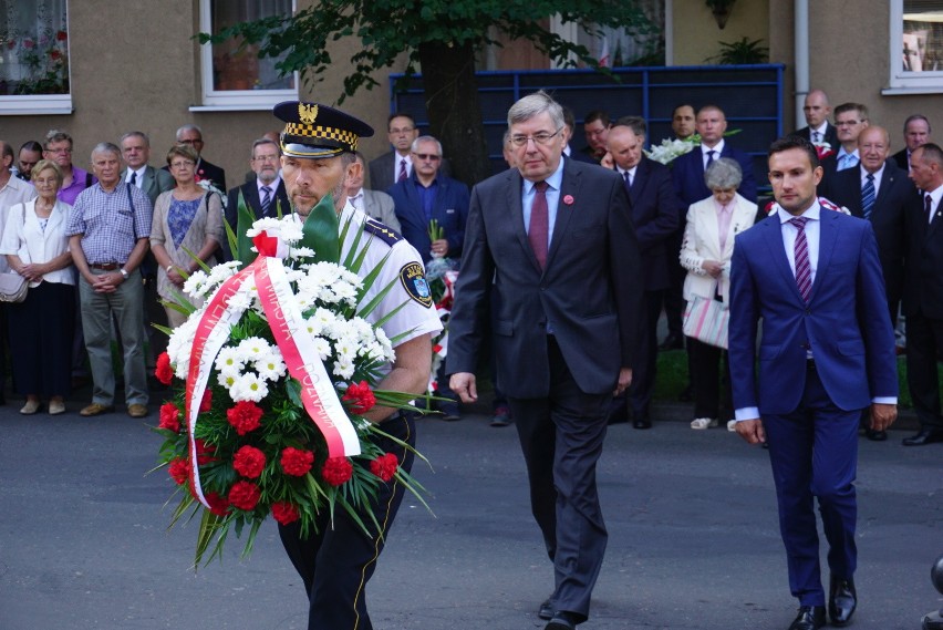 Czerwiec 56: Złożenie kwiatów pod zakładem ZNTK