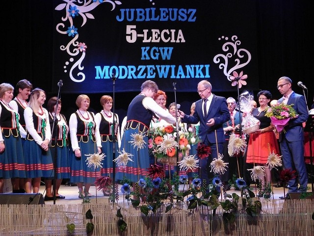 Wójt gminy Nowa Słupia, Andrzej Gąsior, wręczył Modrzewiankom kwiaty. Dziękował również za ich wkład w rozwój gminy.