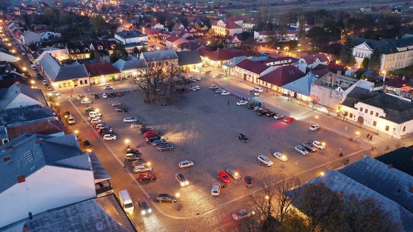 Stary Sącz. Niesamowite zdjęcia miasta z lotu ptaka. Zobacz jak wygląda nocą [ZDJĘCIA]