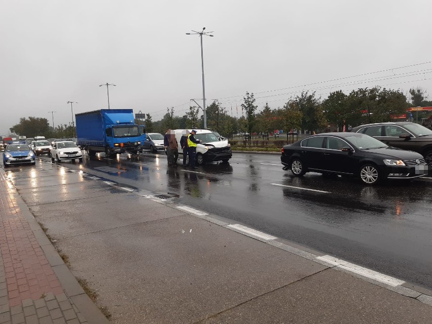 Wypadek na Szosie Lubickiej w Toruniu. Zderzyły się trzy auta