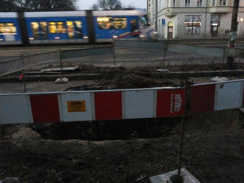 Wrocław: Dziura utrudnia przejście przez Legnicką. Utrudnienia na 2 tygodnie