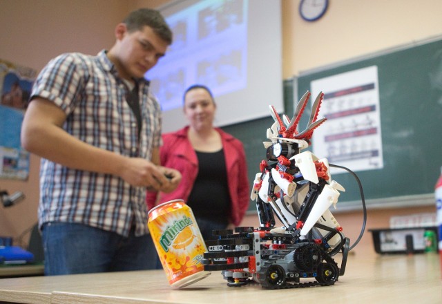 W słupskim mechaniku roboty wspomagają edukację (zdjęcia)Roboty po zakończeniu projektu pozostaną w mechaniku jako pomoc dydaktyczna.