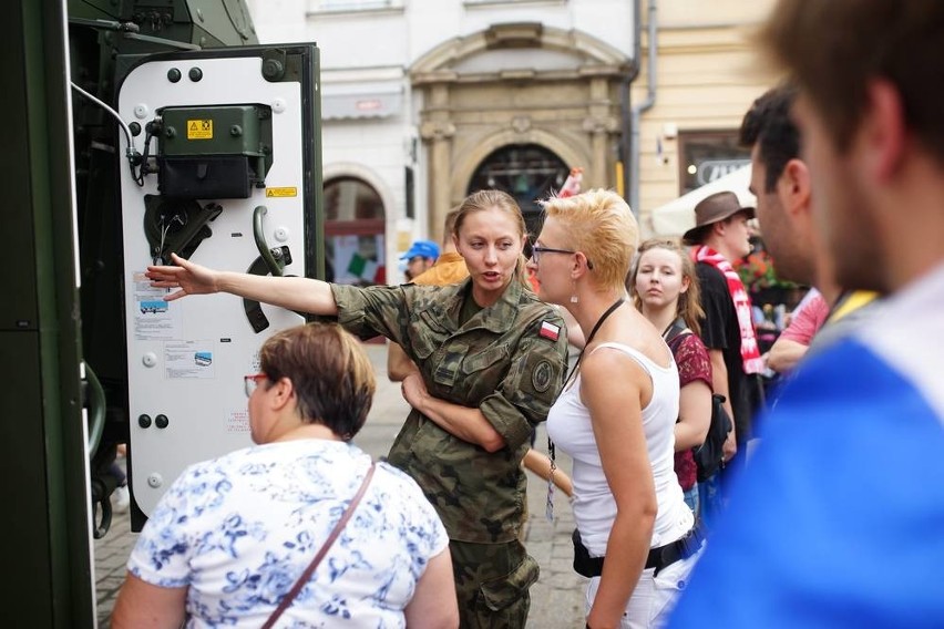 Opancerzony HMMWV przyjechał na krakowski Rynek z...