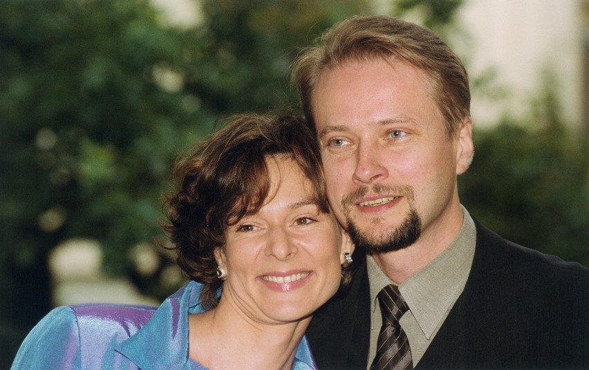 "Ojciec Mateusz". Paulina i Artur Żmijewscy świętują w tym roku 30. rocznicę ślubu. Kiedy się poznali, to ona przejęła inicjatywę!