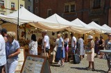 Festiwal kulinarny "Delicje Regionów" na wrocławskim rynku. Mnóstwo lokalnych wyrobów i specjałów. Jest pysznie!