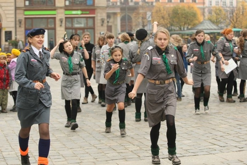 Ponad 200 harcerek na wrocławskim Rynku (ZDJĘCIA)