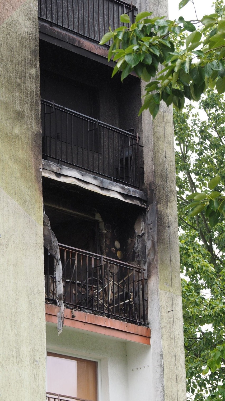 Pożar w wieżowcu przy ulicy Starzyńskiego w Koszalinie. Trwa akcja pomocy pogorzelcom