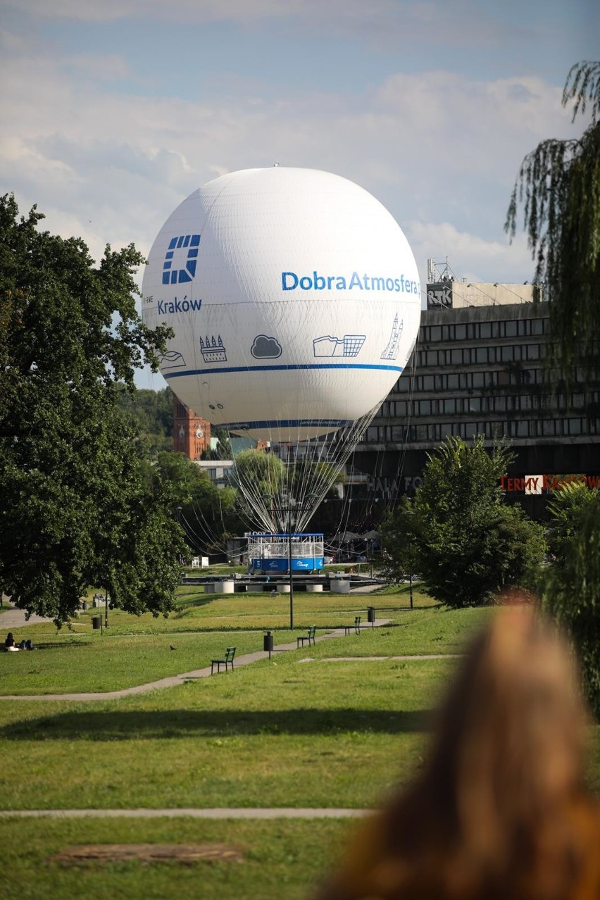 Kraków. Balon widokowy powrócił nad Wisłę. Koszt napraw wyniósł 3 mln zł [ZDJĘCIA]