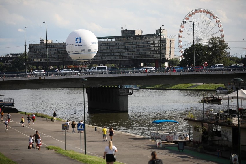 Kraków. Balon widokowy powrócił nad Wisłę. Koszt napraw wyniósł 3 mln zł [ZDJĘCIA]