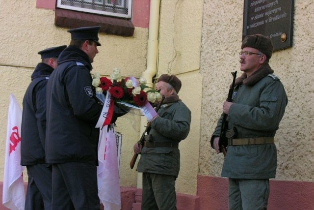 12 grudnia 2011. Obchody w przeddzień 30 rocznicy wprowadzenia stanu wojennego - przez zakładem karnym w Grodkowie, miejscem internowania opozycjonistów w 1981 roku.