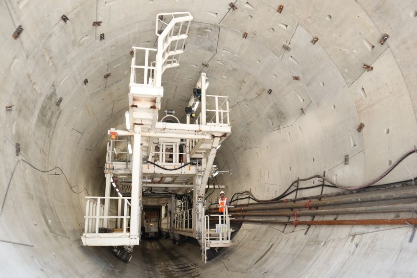 Maszyna drążąca jednotorowy tunel kolejowy pomiędzy ulicami...