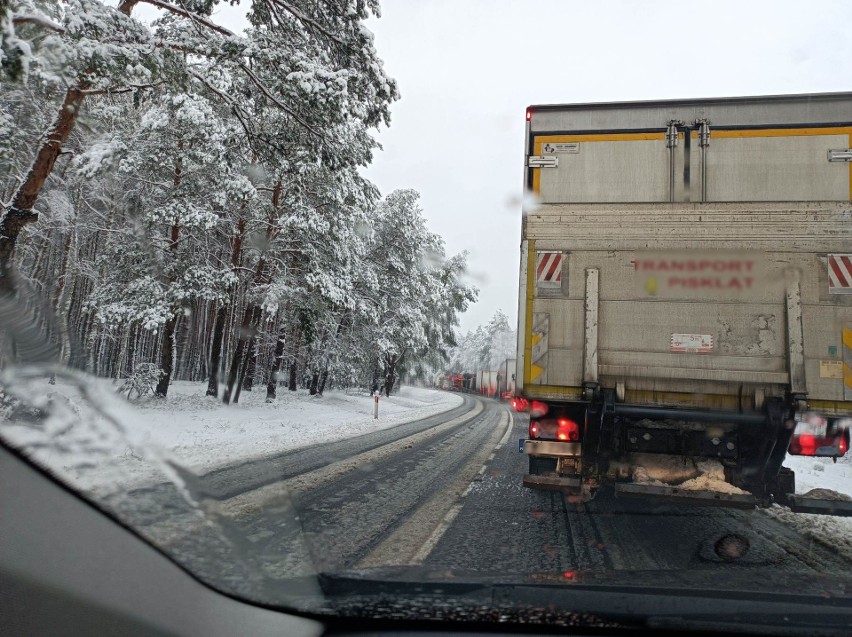 Samochody na trasie DK10 z Bydgoszczy do Torunia stoją w...