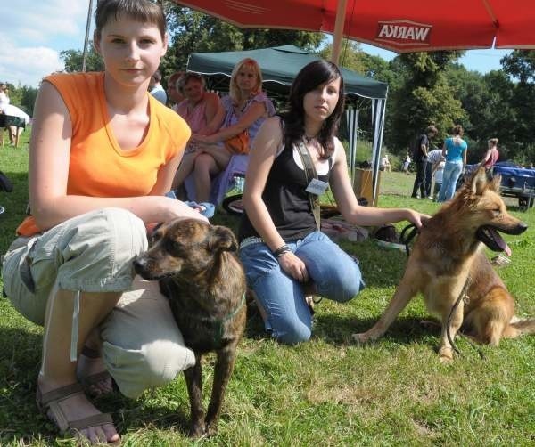 Kundelki nie były speszone rasowym towarzystwem. Z lewej Drako z opiekunką Pauliną Popiel i Figa z Natalią Maros.