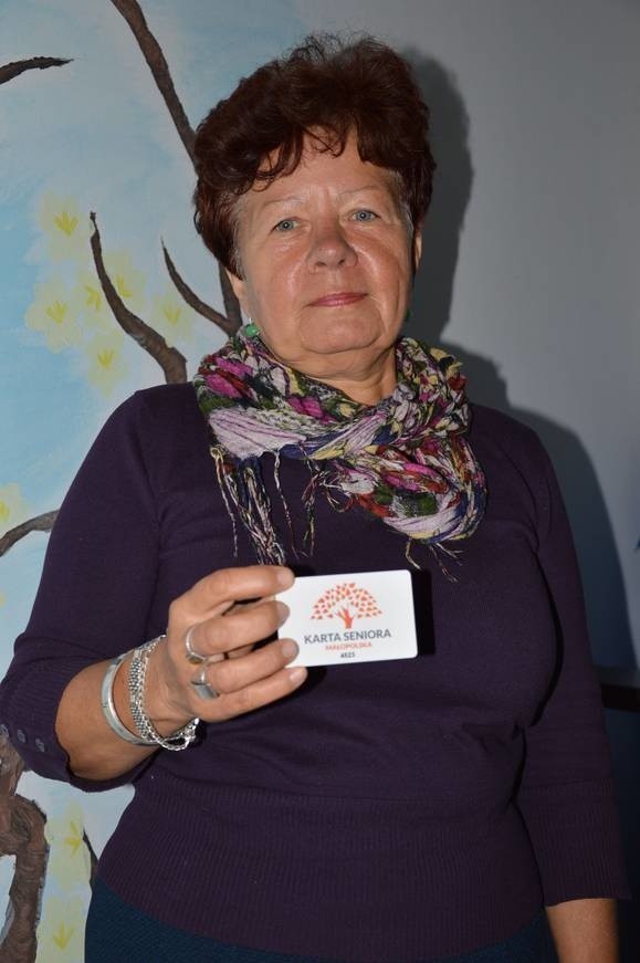 Halina Kaczmarek (UTW) korzysta już z ogólnopolskiej karty seniora