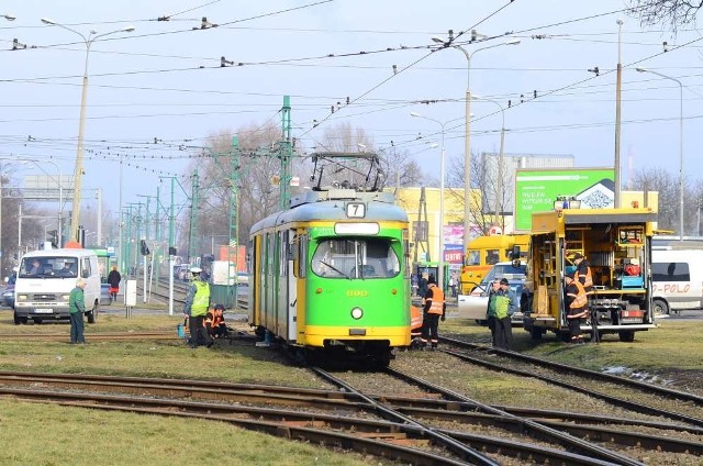 Tramwaj linii 27 wykoleił się na skrzyżowaniu ul. Jana Pawła II z ul. Kórnicką.