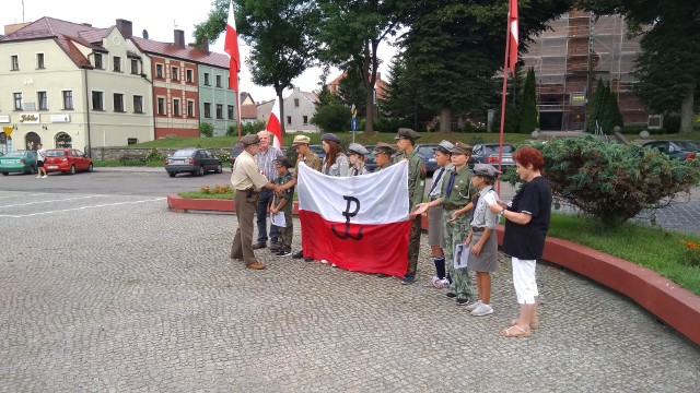 Punktualnie o 17:00 w Sławnie zawyły syreny alarmowe. Na placu Wyszyńskiego hołd uczestnikom Powstania Warszawskiego oddali harcerze z Komendy Hufca ZHP Sławno.