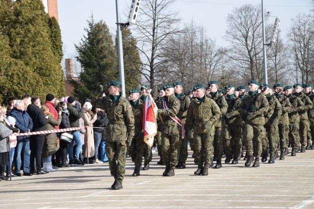 Przysięga 50 żołnierzy w sieradzkiej brygadzie zakończona defiladą pododdziałów