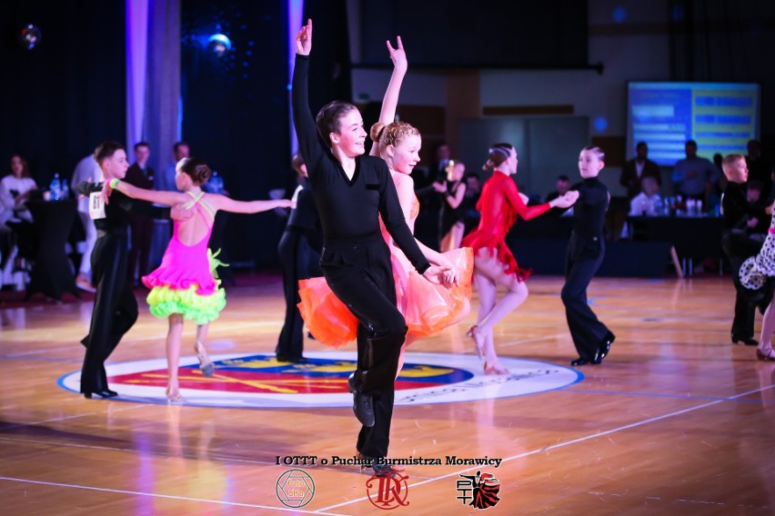 Pierwszy Turniej Tańca Towarzyskiego w Bilczy. Tancerze walczyli o Puchar burmistrza Morawicy. Wspaniała taneczna uczta! Zobacz zdjęcia