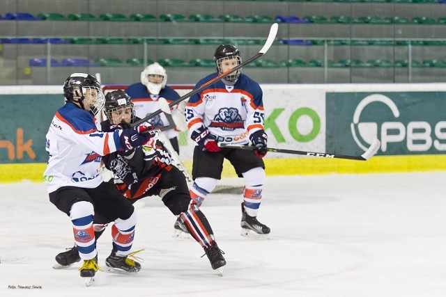 W ten weekend w Sanoku odbywa się turniej Carpathian Junior Hockey League. W swoim pierwszym meczu drużyna Niedźwiadków Sanok pokonała Novojavorsk 5:4. Uczą dzieci, jak... bić się na lodzie. "Wszyscy hokeiści powinni wiedzieć, jak się walczy"